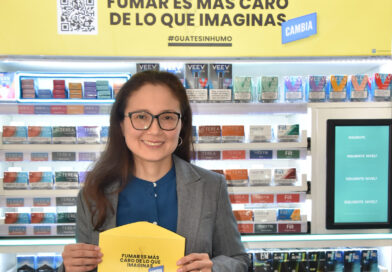 Comercios de Ciudad de Guatemala ocultan el precio de los cigarrillos y advierten a los consumidores: “Fumar es más caro de lo que imaginas”