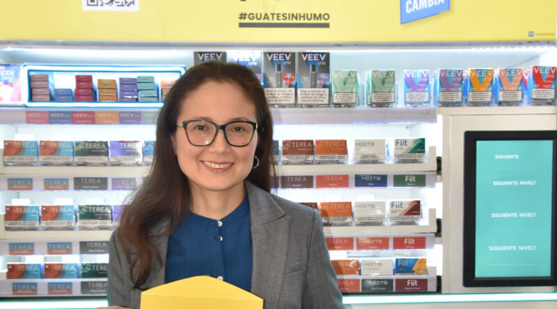 Comercios de Ciudad de Guatemala ocultan el precio de los cigarrillos y advierten a los consumidores: “Fumar es más caro de lo que imaginas”