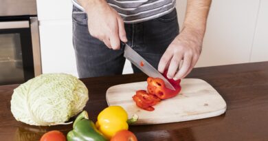 Su cocina: Comida, conversación y lesiones en las manos
