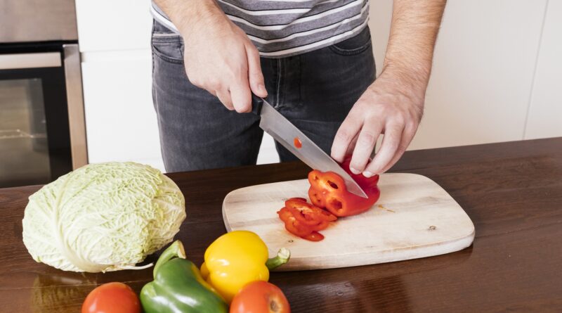 Su cocina: Comida, conversación y lesiones en las manos
