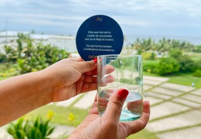 La alianza entre Oceana Resort & Conventions y la empresa Gronn convierte botellas de vidrio en vasos artesanales reutilizables, uniendo diseño y conciencia ambiental