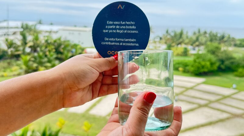 La alianza entre Oceana Resort & Conventions y la empresa Gronn convierte botellas de vidrio en vasos artesanales reutilizables, uniendo diseño y conciencia ambiental