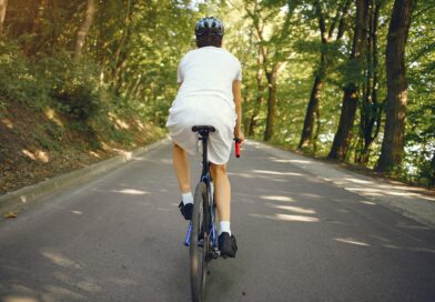 Cómo proteger sus articulaciones y cabeza al andar en bicicleta