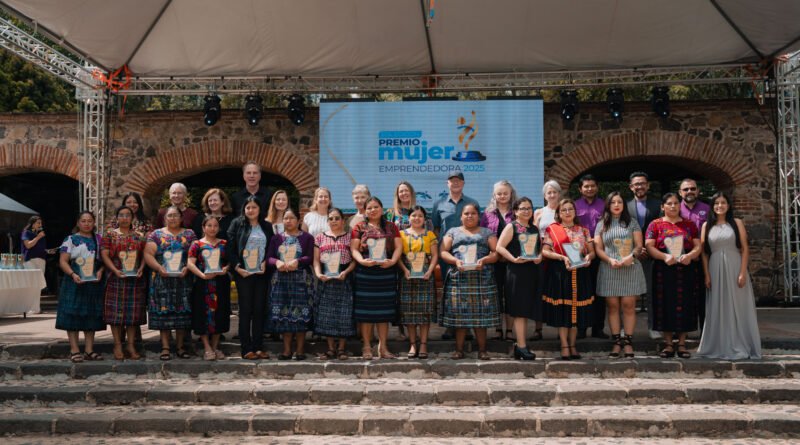 Puente de Amistad celebró la ceremonia de premiación del Premio Mujer Emprendedora 2025 en Antigua Guatemala   