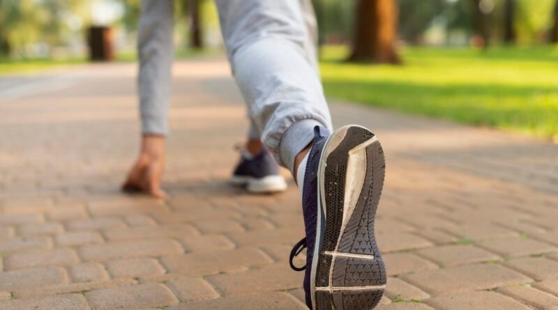 ¿Intenta moverse más? Experta explica los beneficios de contar pasos