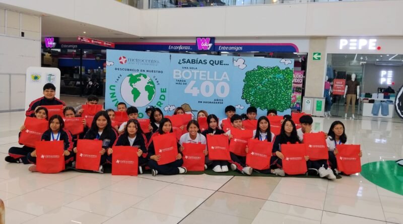 Metrocentro crea mural  ecológico de Snoopy junto a sus clientes