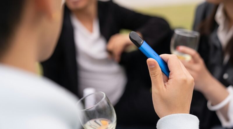 Juventud y vapeo: sabores llamativos y graves consecuencias