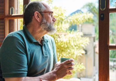 Cáncer de mama masculino: El riesgo aumenta con la edad, explica experta de Mayo Clinic