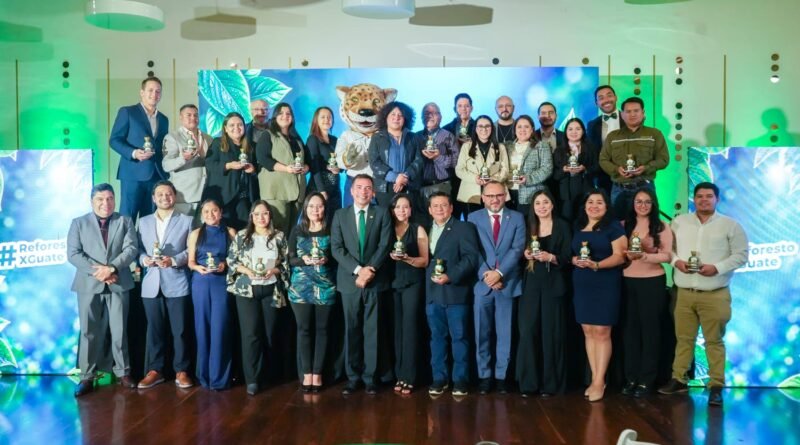 Con INAB más de 73 mil niñas y niños reforestan Guatemala 